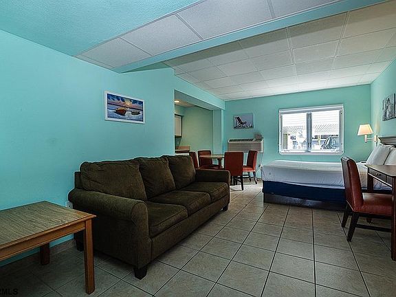 2nd image of 870 E 7th St #102