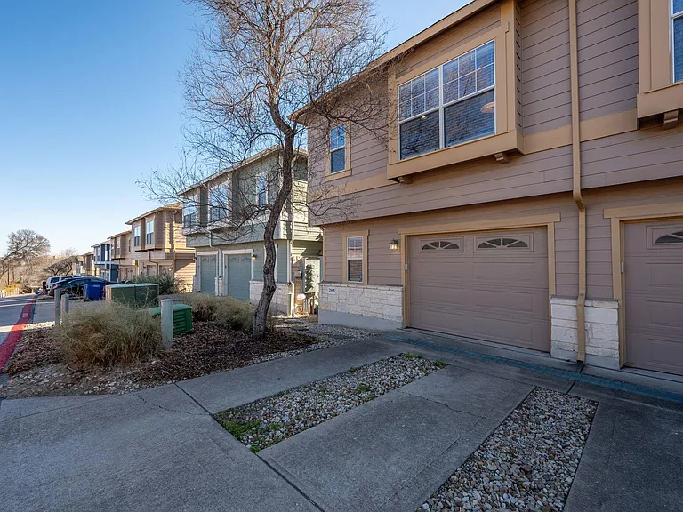 2905 Saville Loop — Photo 3