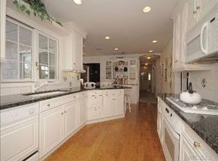 10 Trues Dr, West Islip, NY 11795