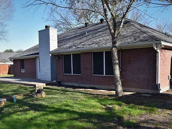 4th image of 308 Stephanie Dr