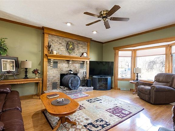 4th image of 730 Willow Creek Dr