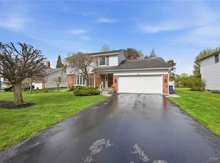 202 Oakbrook Dr, Williamsville, NY 14221