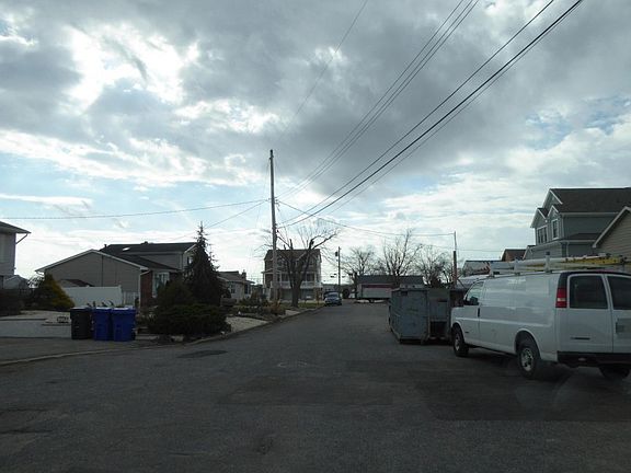 5th image of 35 Mahlon Ct