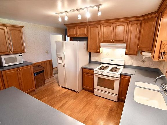 5th image of 185 Woodsdale Dr