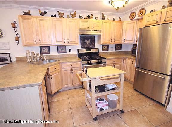 3rd image of 46 Wiman Pl
