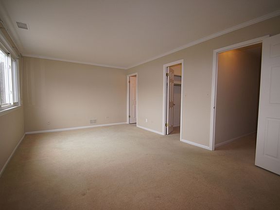 4th image of 140 Franklin Pl E APT 203