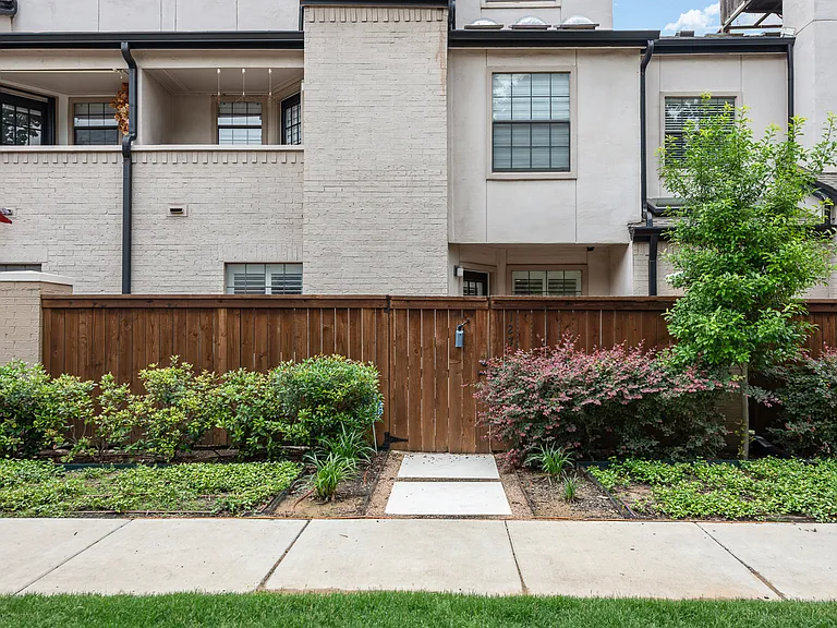 3901 Travis St — Photo 2