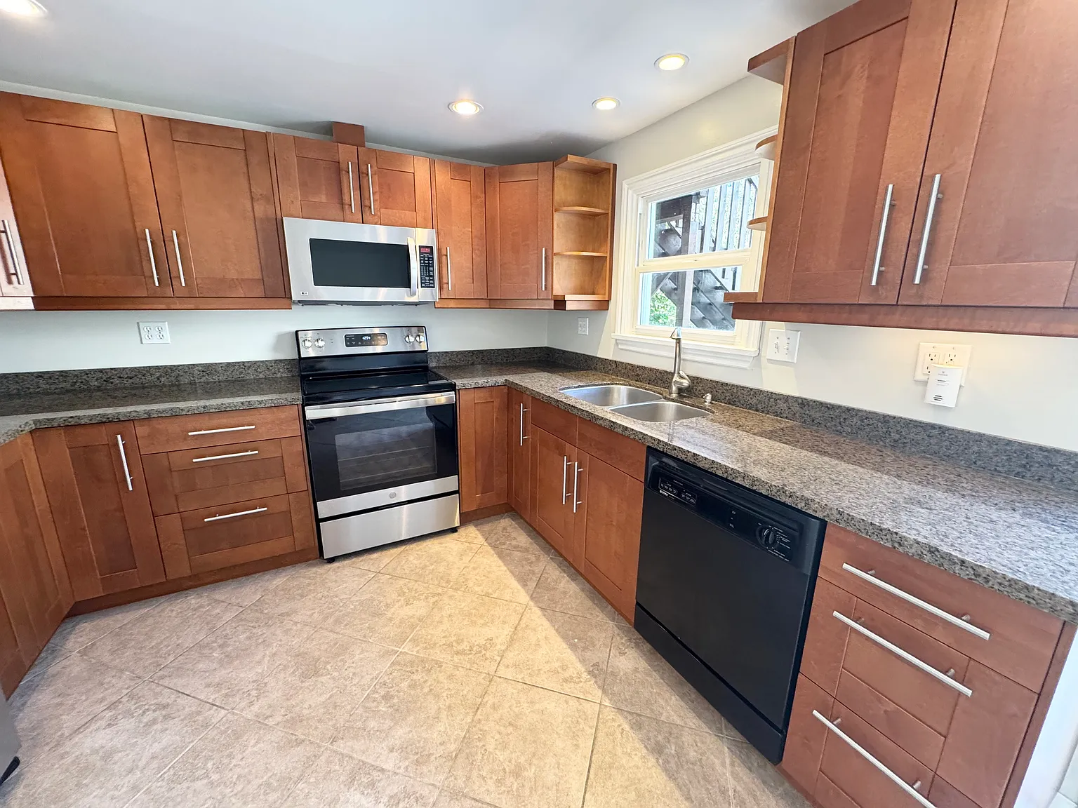 3 bed, 1360 sqft, $3,395 — Photo 3