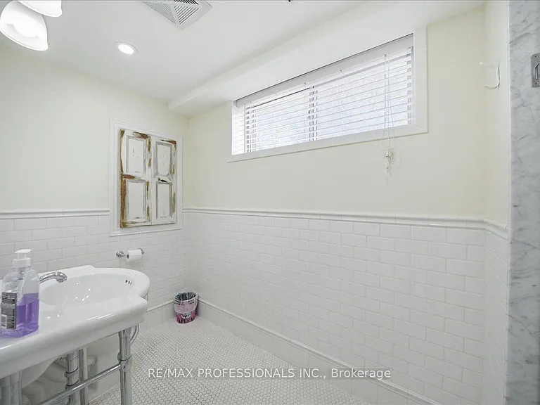 9611 Keele St #D — Photo 6