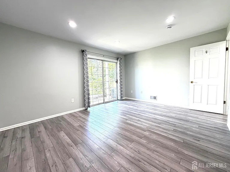 511 Dunn Cir — Photo 13