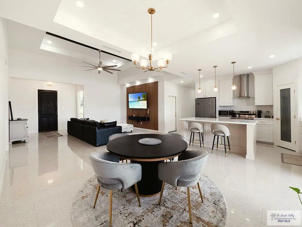 3 bed, 2.5 bath, 1832 sqft, $2,700 — Photo 4