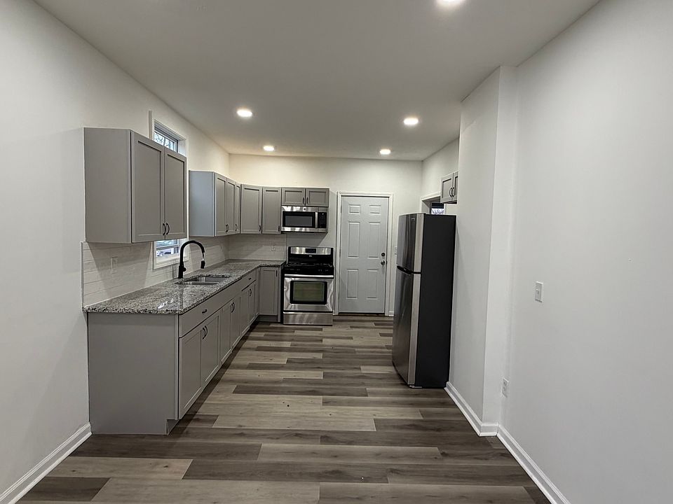 1st image of 2233 W 104th St