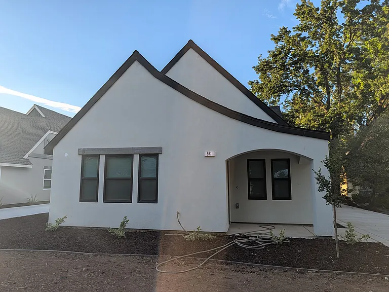 571 Southgate Rd — Photo 2