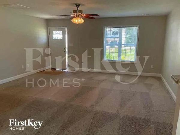 284 Southcircle Dr NW — Photo 2