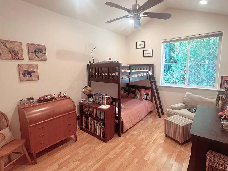 4 Flora Ln — Photo 7