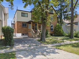 372 Lincoln Rd, Windsor, ON