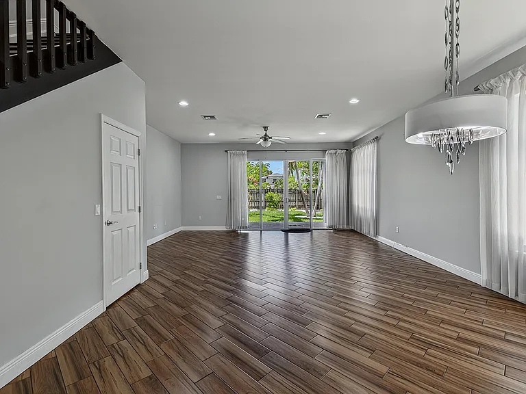 1135 NE 3rd Ave — Photo 8