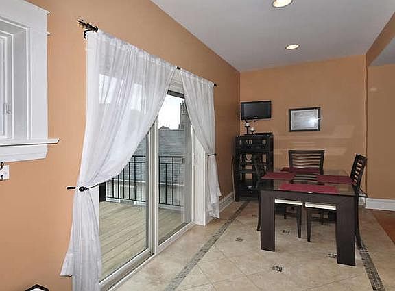 5th image of 2046 W Cuyler Ave #3E