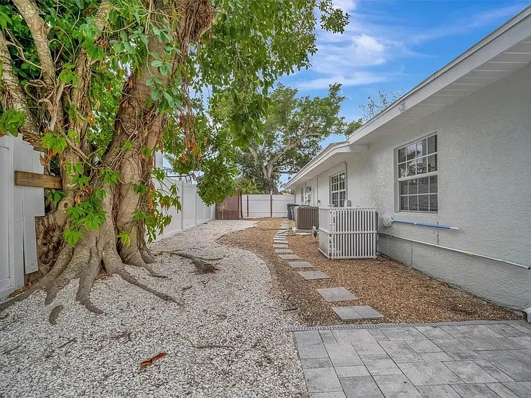 567 Venice Ln — Photo 15
