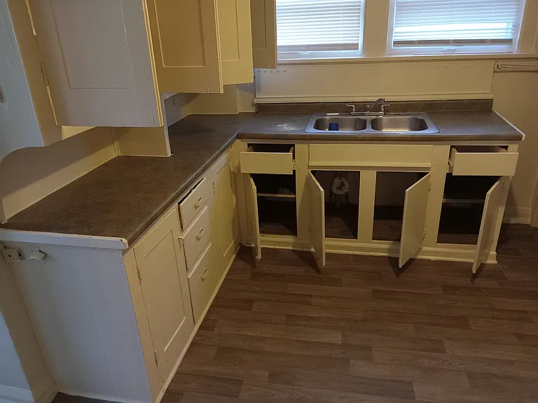 Kitchen cabinets/sink