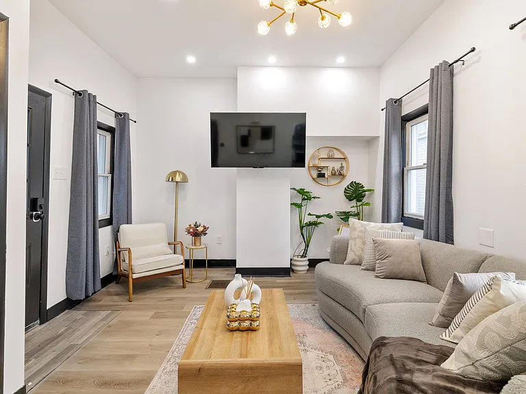 10 Carrie St — Photo 1