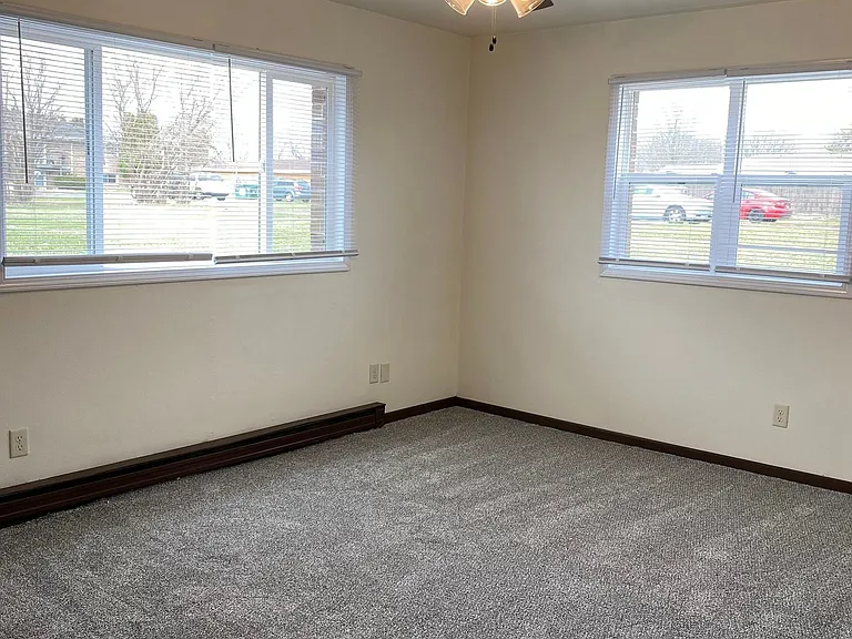 Immaculate Updated 2 Bedroom with 1 Bath — Photo 16