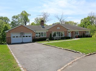 12 Stony Run Rd, Great Neck, NY 11023