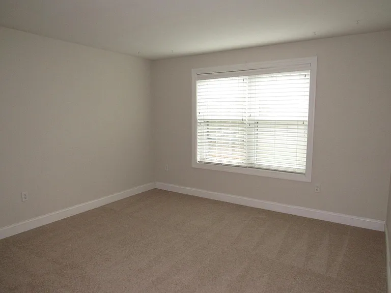 19 Riverside Dr — Photo 27