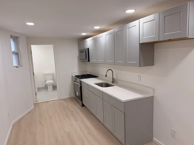 811 Montgomery St #B — Photo 2