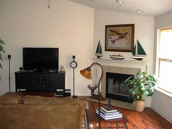 FAMILY ROOM VIEW 3