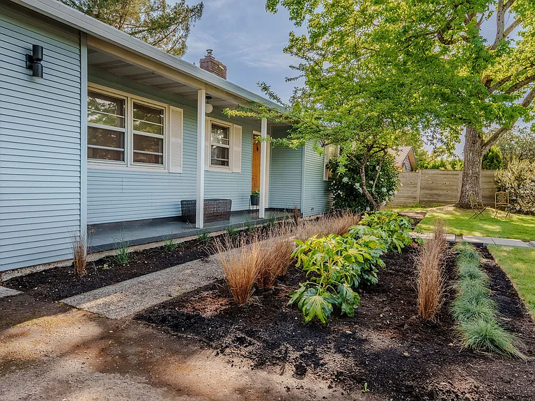 8109 SE Lorry Ave — Photo 2