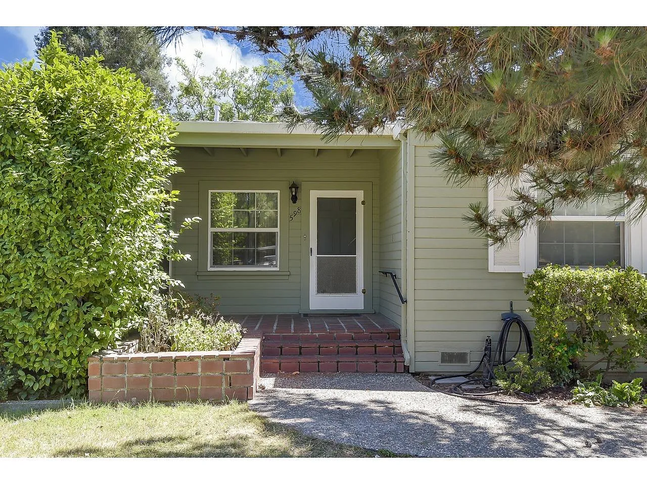 598 King Ave photo 1