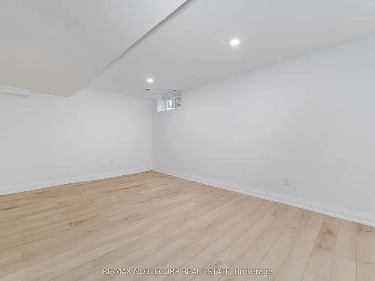 131 Dunstan Cres #LOWER — Photo 5