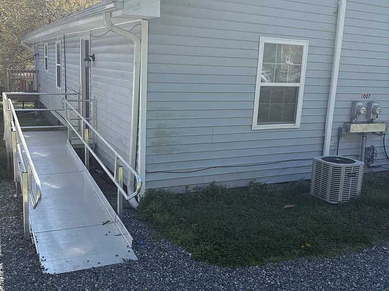 1001 E Bragg St — Photo 1
