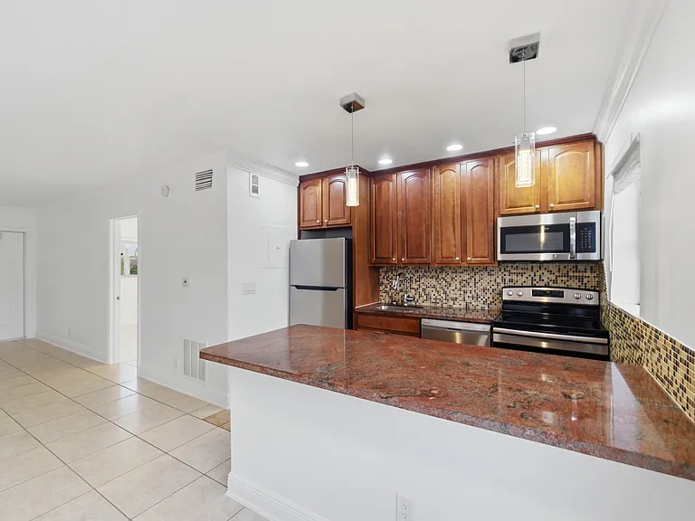 1140 NE 9th Ave #18 — Photo 7