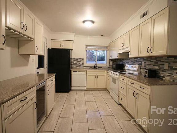 2nd image of 1626 Hollow Dr