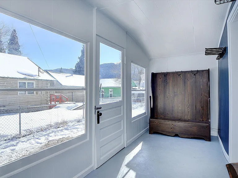 138 Lang St — Photo 17
