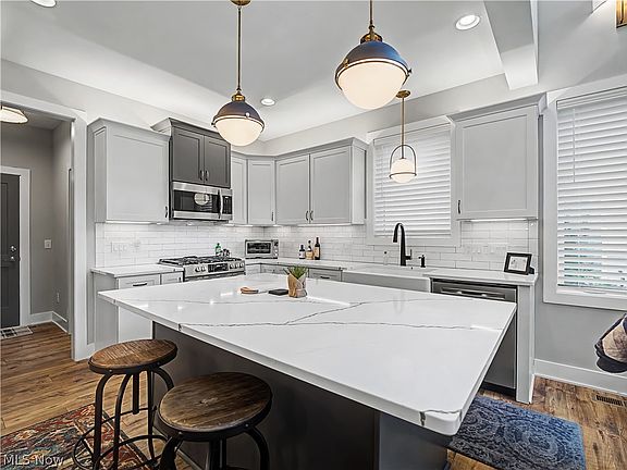 3rd image of 412 Salandra Ct