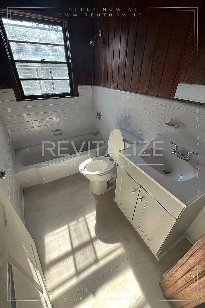 466 Bayshore Duplex — Photo 3