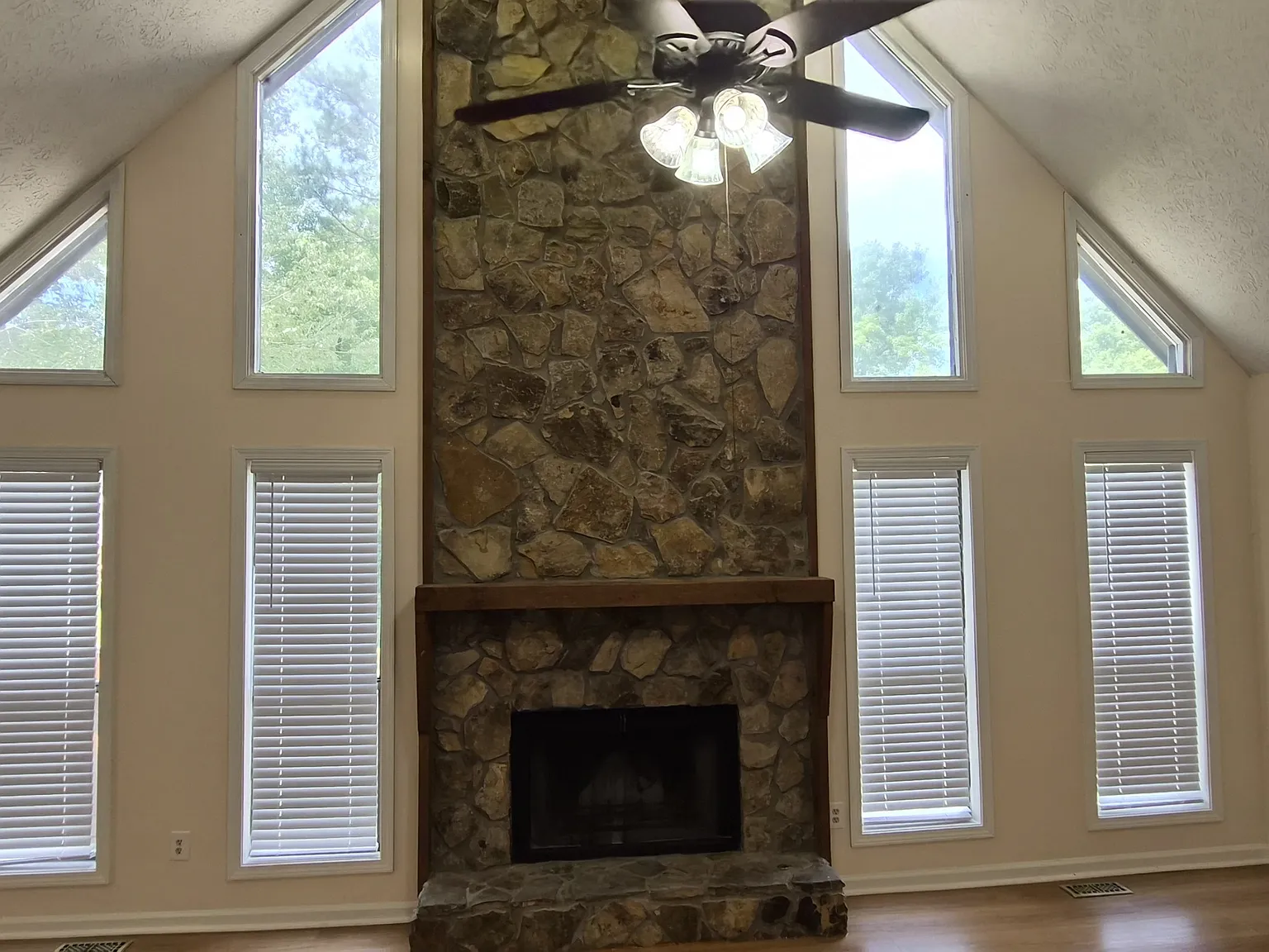 4 bed, 3931 sqft, $2,425 — Photo 4