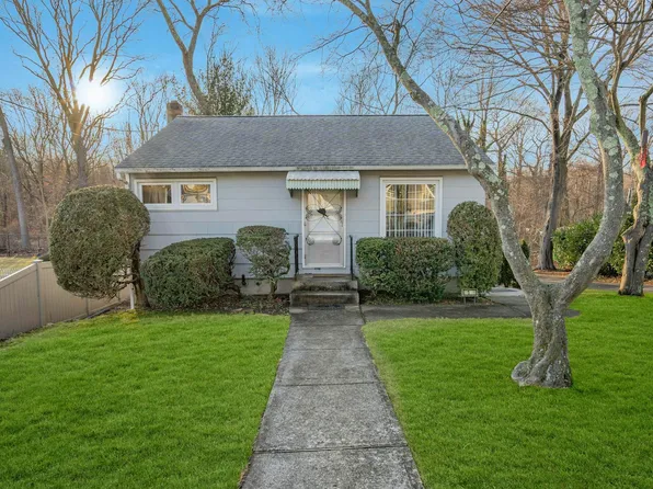18 Fairview Place, Hauppauge, NY 11788