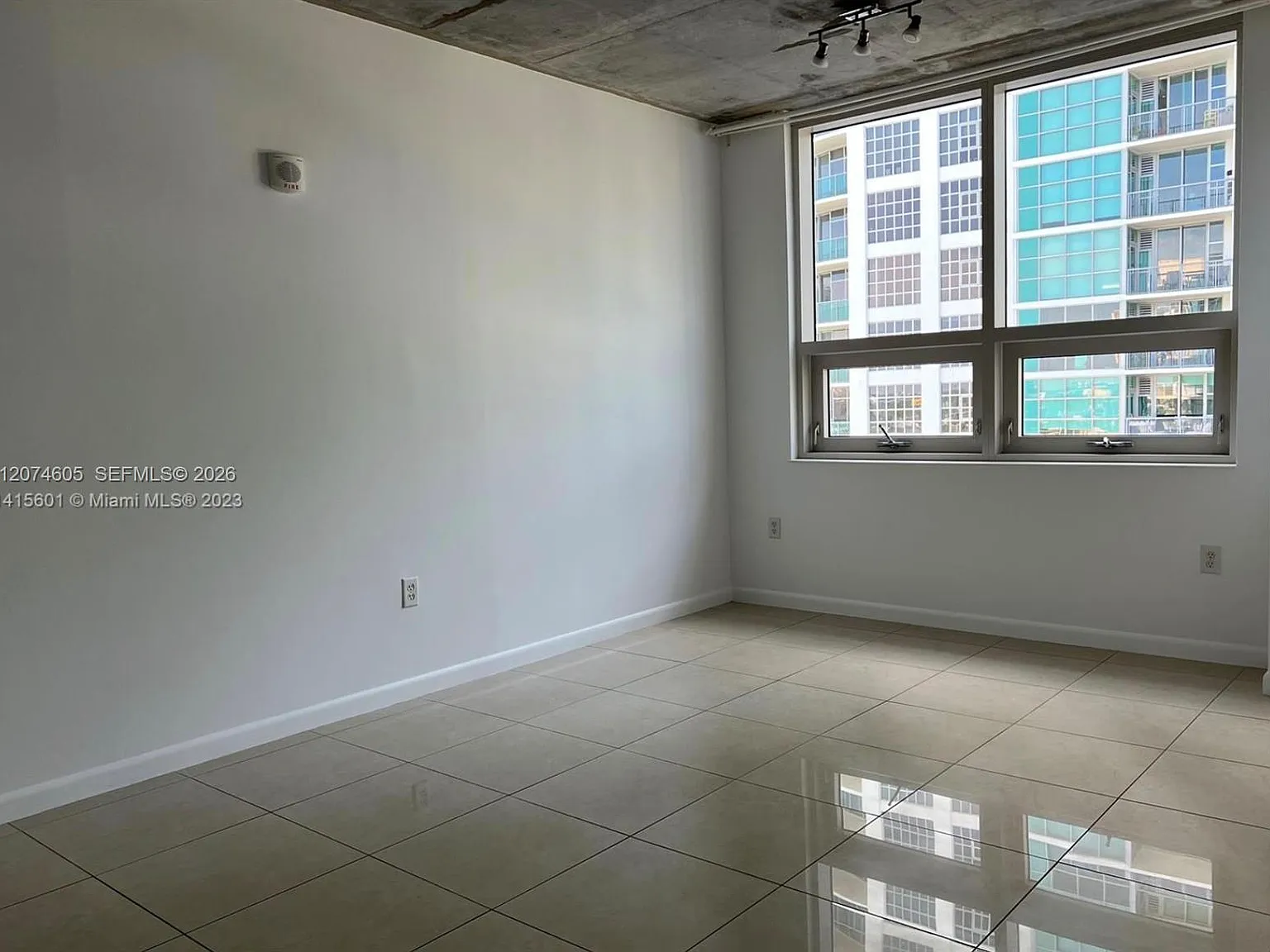 Midblock Miami Condo — Photo 3
