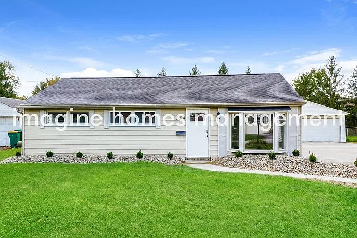 3 bed, 1.0 bath, 1180 sqft, $1,950 — Photo 1