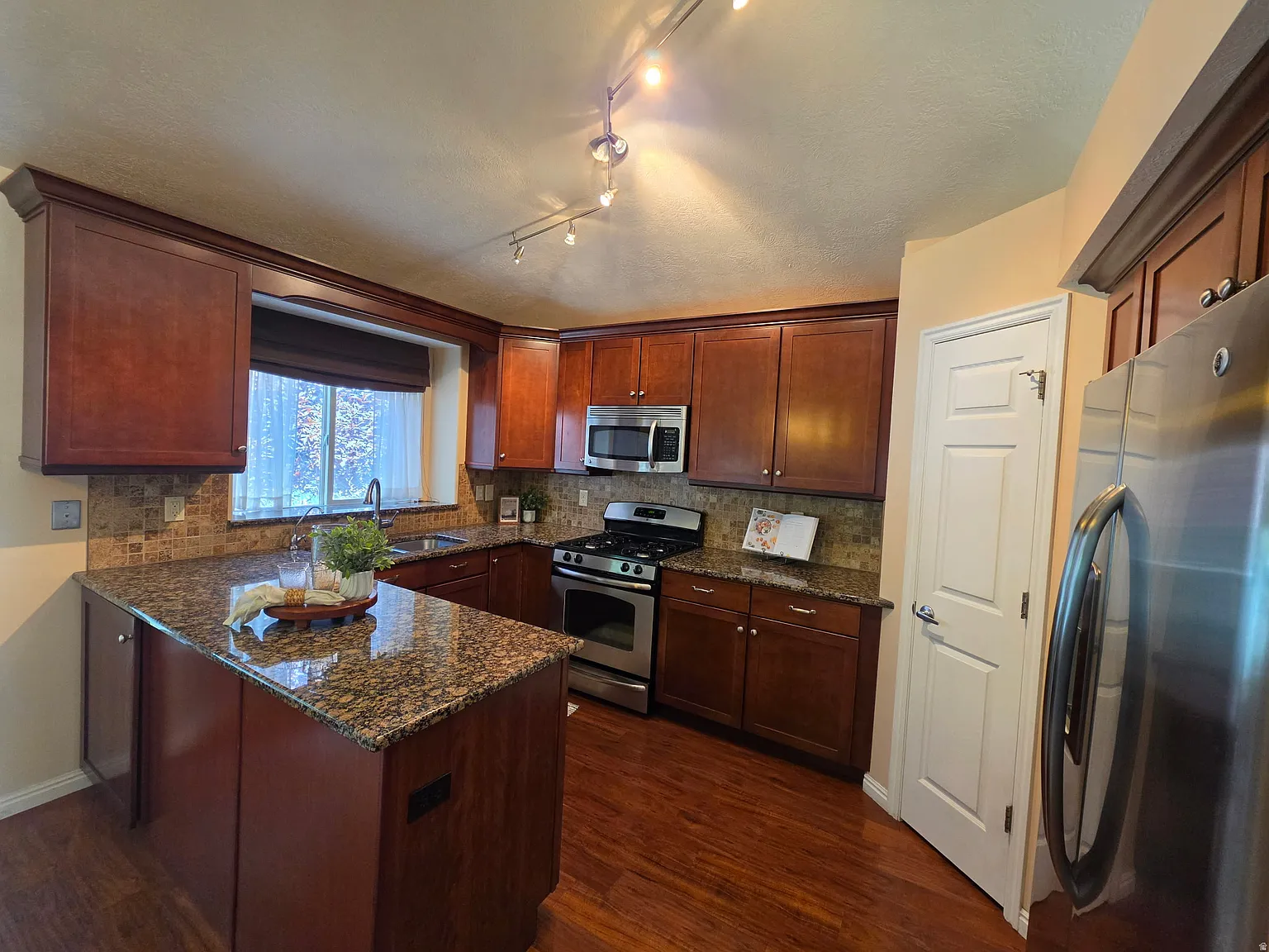 4 bed, 2.5 bath, 2000 sqft, $2,995 — Photo 3
