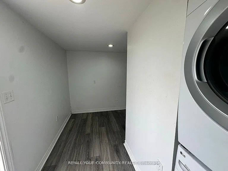 945 Yonge St — Photo 11
