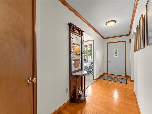 5th image of 613 Crestwood Dr