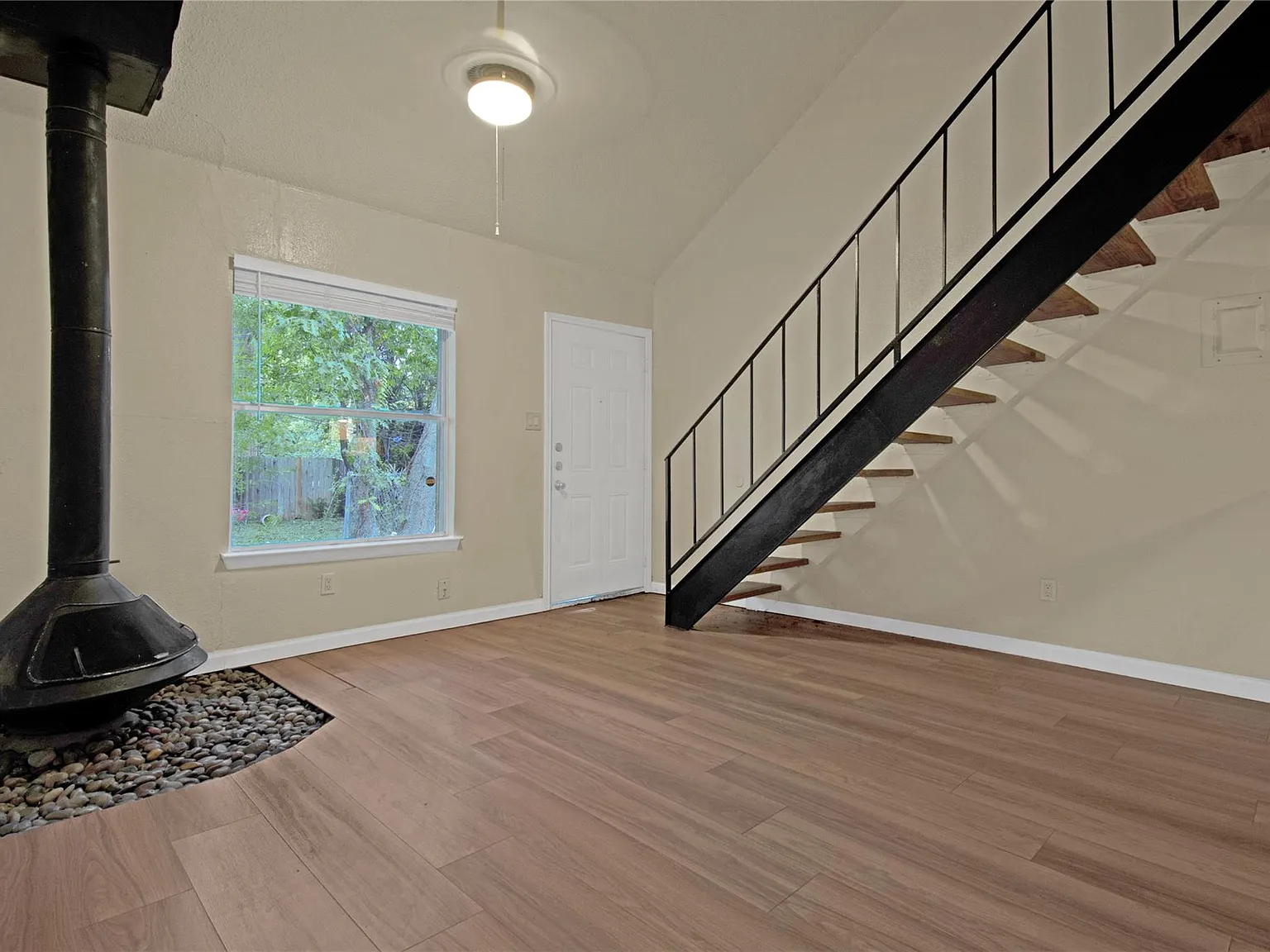 1 bed, 1.0 bath, 588 sqft, $1,095 — Photo 4