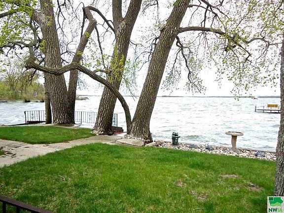 3rd image of 906 Lakeshore Dr