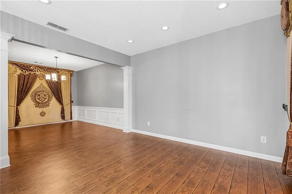 4 bed, 2.5 bath, 2160 sqft, $2,400 — Photo 4