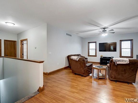 3rd image of 606 Hawthorne Dr